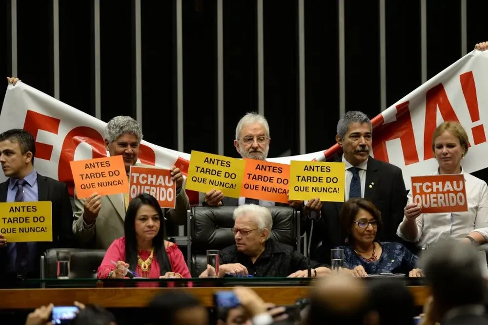 Brasileños celebran decisión de remover a Eduardo Cunha del Congreso en Brasilia.
