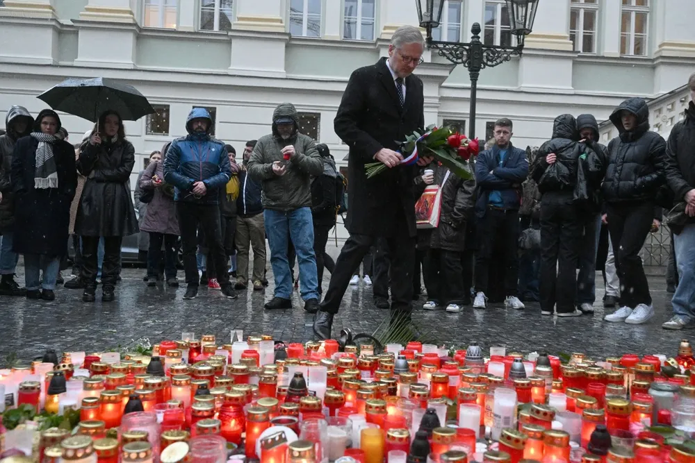 Las autoridades checas se sumaron al duelo público por los 15 asesinatos en un tiroteo en pleno centro de Praga.