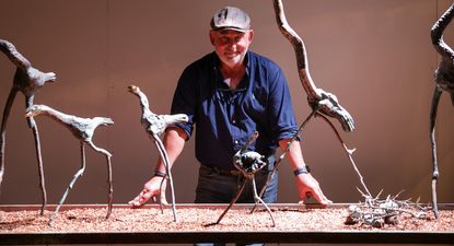 Diego Kröger, artista plástico, con su nueva obra Ëxodo.&nbsp;