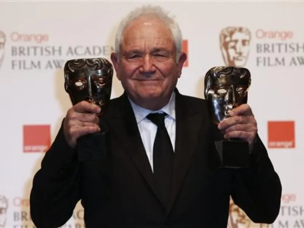 David Seidler posa con el premio BAFTA a mejor guión original, el domingo 13 de febrero del 2011.