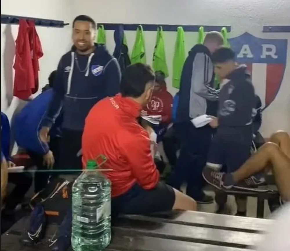 Cebolla Rodríguez mostró el vestuario de su nuevo equipo