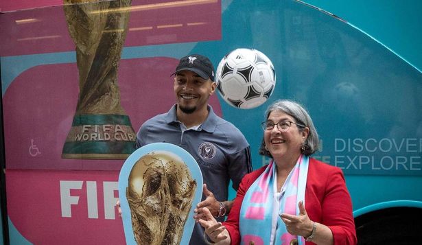 La alcaldesa Daniella Levine Cava y el mediocampista del Inter Miami, Gregore, posan frente al logotipo de la Copa Mundial de la FIFA 2026, en 2023.