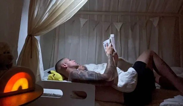 Léo Coelho le leyó un libro de cuentos a uno de sus hijos para dormir