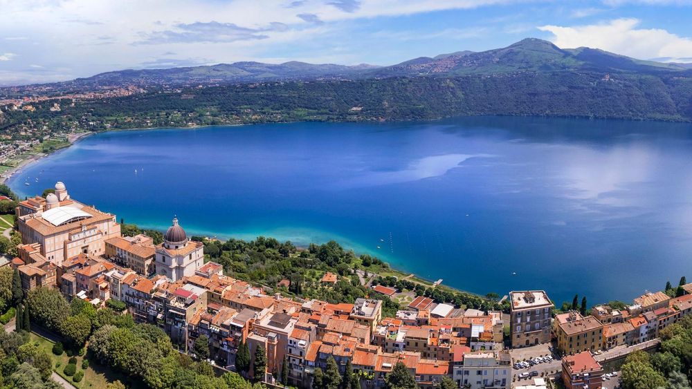 La residencia de verano de los papas se encuentra en una colina al lado del lago Albano.