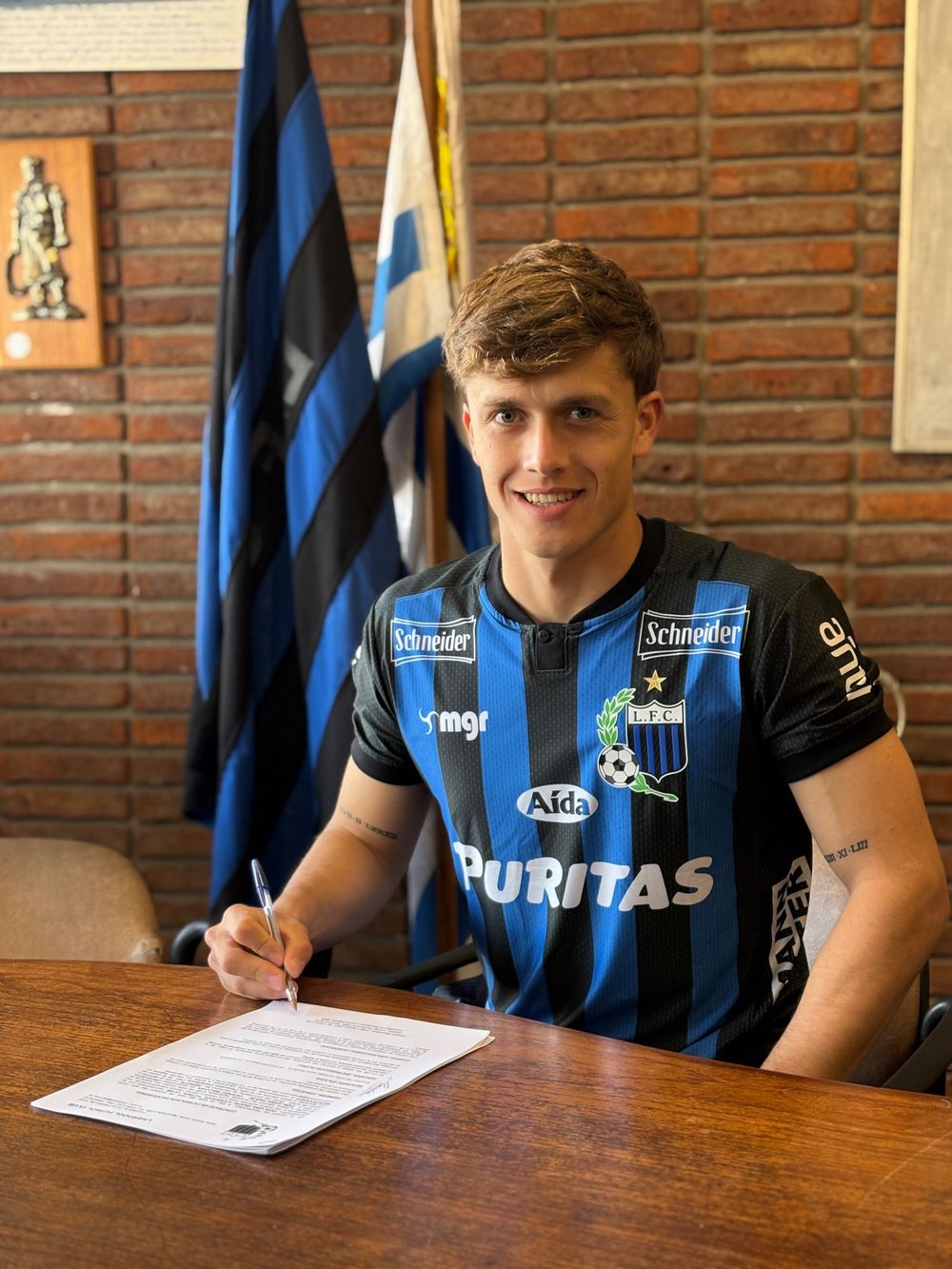 Vicenzo Macchia al firmar su contrato profesional con Liverpool