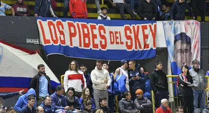 Bandera de Los Pibes del Skey en el Palacio Peñarol