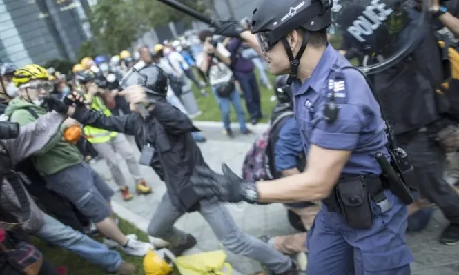 Estudiantes asediaron sede del gobierno en Hong Kong
