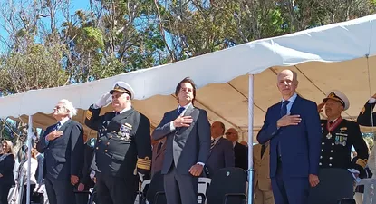 El presidente Luis Lacalle Pou junto al ministro de Defensa, Javier García, y autoridades de la Armada