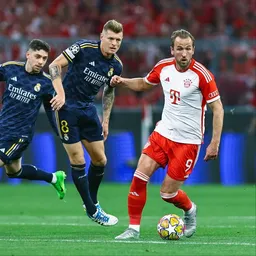 Valverde, Kroos y Harry Kane en pleno partido entre Bayern Múnich y Real Madrid en la ida Valverde, Kroos y Harry Kane en pleno partido entre Bayern Múnich y Real Madrid en la ida