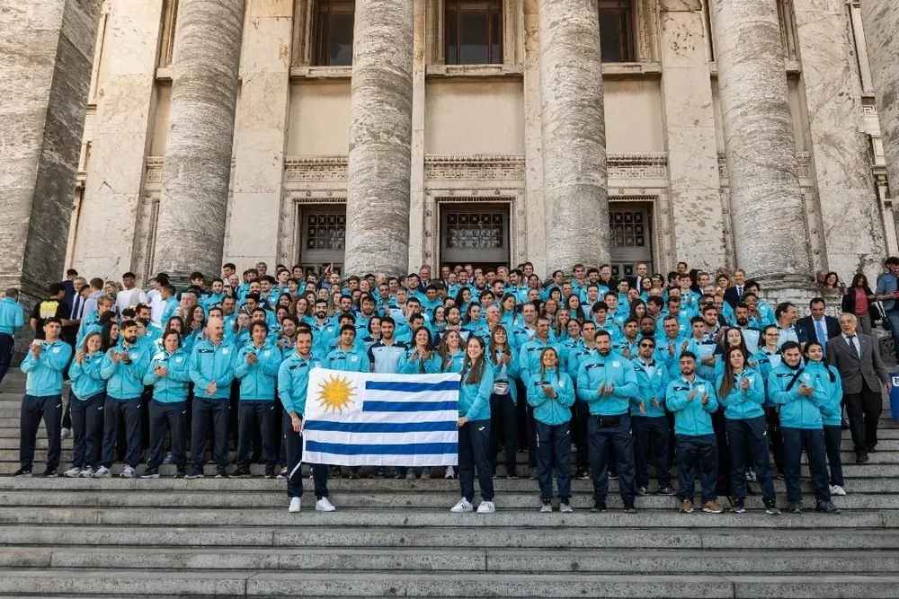 La delegación uruguaya en las escalinatas del Palacio Legislativo