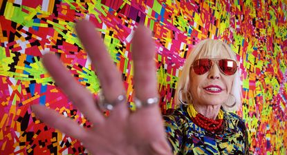 La artista argentina Marta Minujín presenta instalación lumínica en Madrid