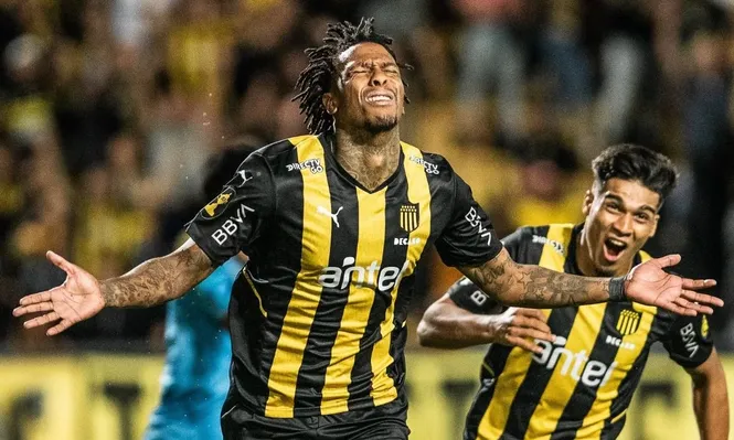 Abel Hernández y Matías Arezo juntos en Peñarol en 2023