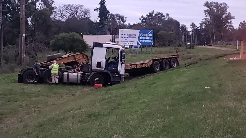 El camión y el auto chocaron de frente