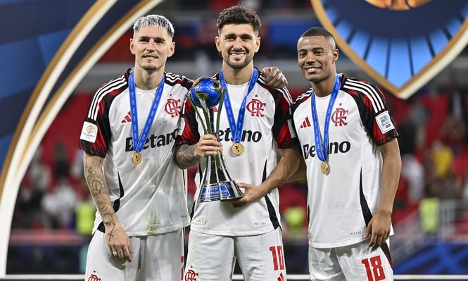 Guillermo Varela, Giorgian De Arrascaeta, y Nicolás De La Cruz con el trofeo Derbi de las Américas que ganaron ante Cruz Azul