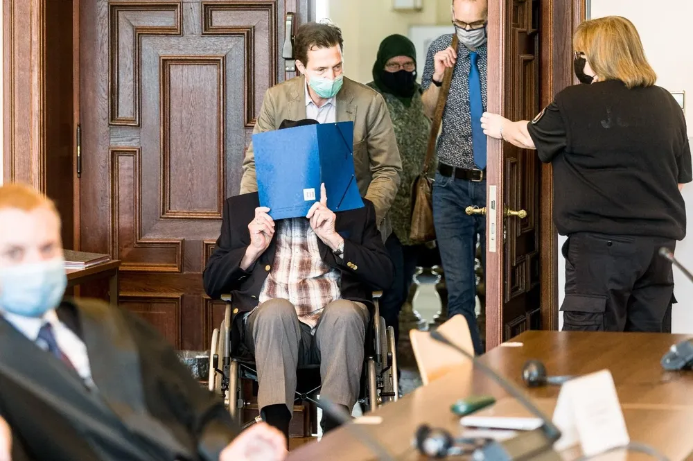 Bruno Dey, un exguardia SS, llega a un juicio en Hamburgo, Alemania