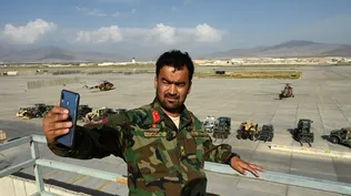 Soldado afgano se toma una foto en la base aérea estadounidense de Bagram