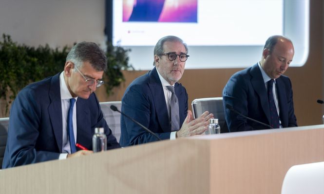 El director financiero del Banco Santander, José García Cantera; el consejero delegado, Héctor Grisi, y el vicepresidente de Banco Santander España, Juan Manuel Cendoya.&nbsp;