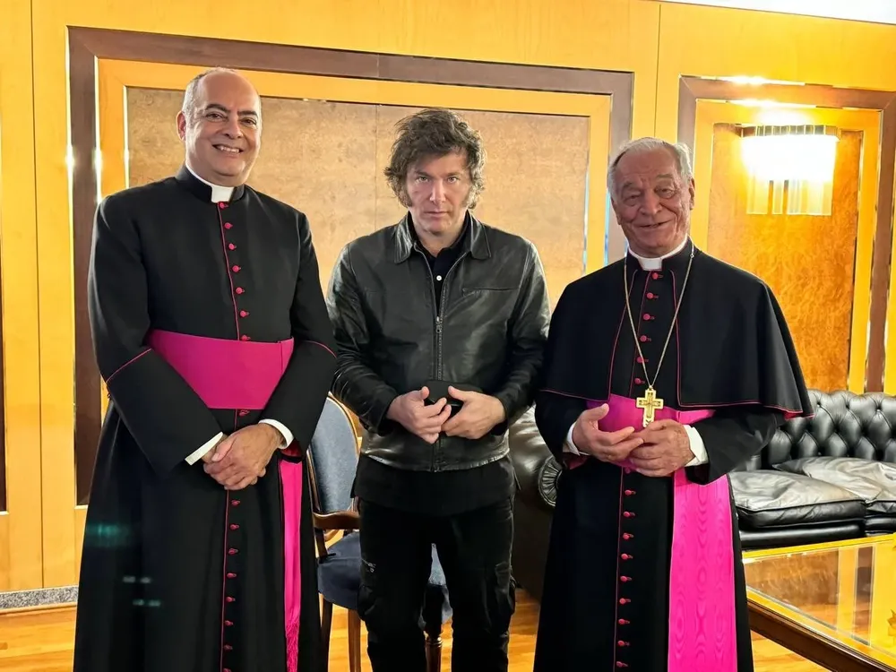 javier Milei, recién llegado a Roma con dos sacerdotes que lo saludaron al llegar.
