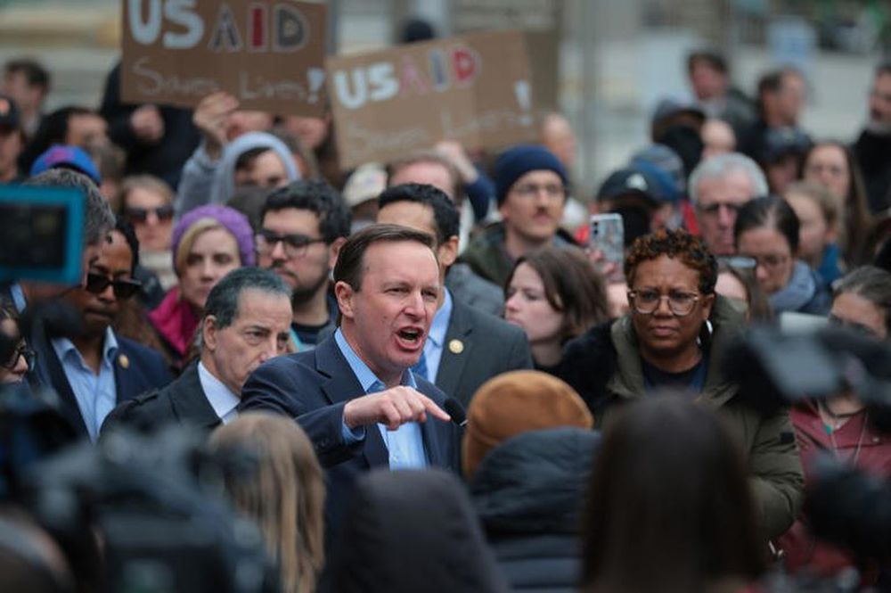 El senador Chris Murphy se dirige a los manifestantes que protestaban contra la participación de Elon Musk en el gobierno, en Washington.