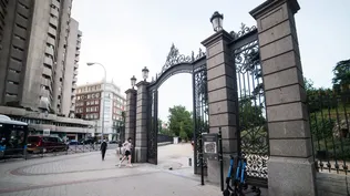 Puerta del Parque del Retiro de Madrid en la esquina de las calles ODonnell y Menéndez Pelayo, abierto en la fase 1 de la desescalada, cuya entrada supone la apertura de los grandes parques de Madrid, que permanecían cerrados para evitar aglomeraciones, y que se suman a los recintos de distrito con menos dimensiones.