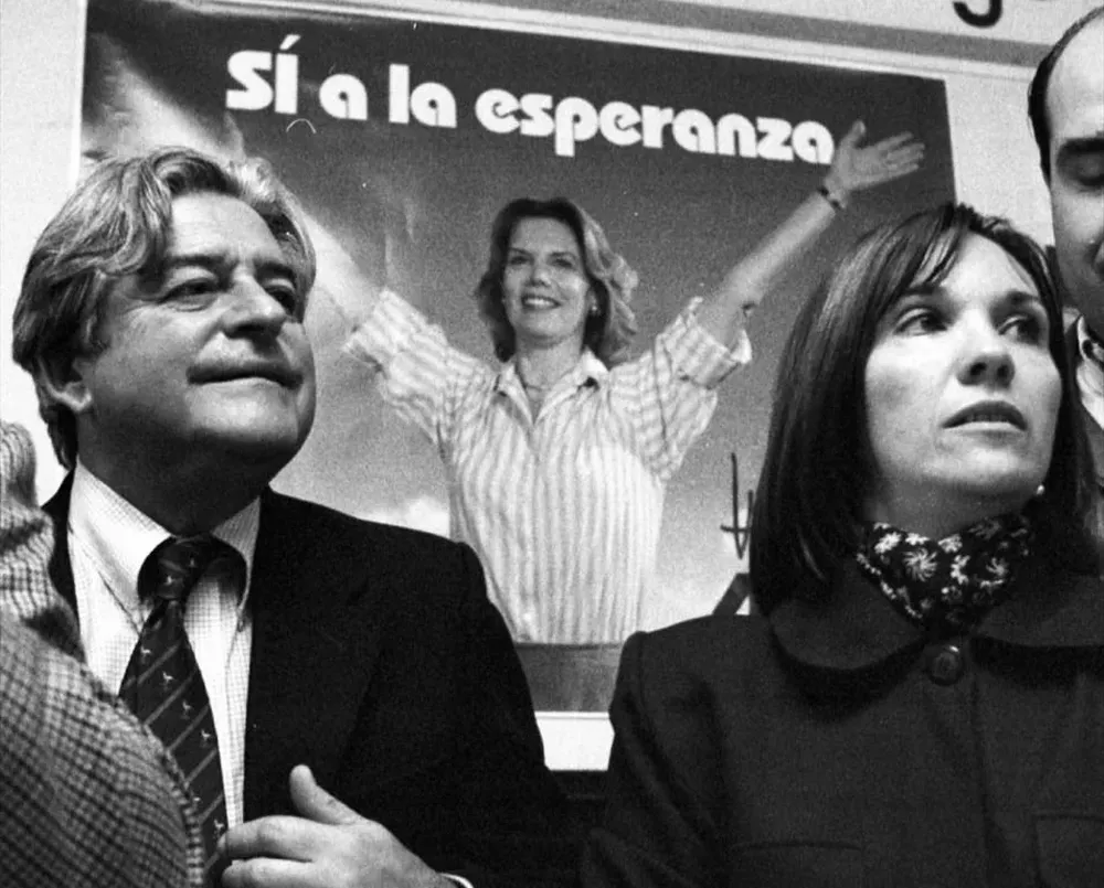 Lacalle y Argimón, con un cartel de Julia Pou detrás, en le campaña de 1998