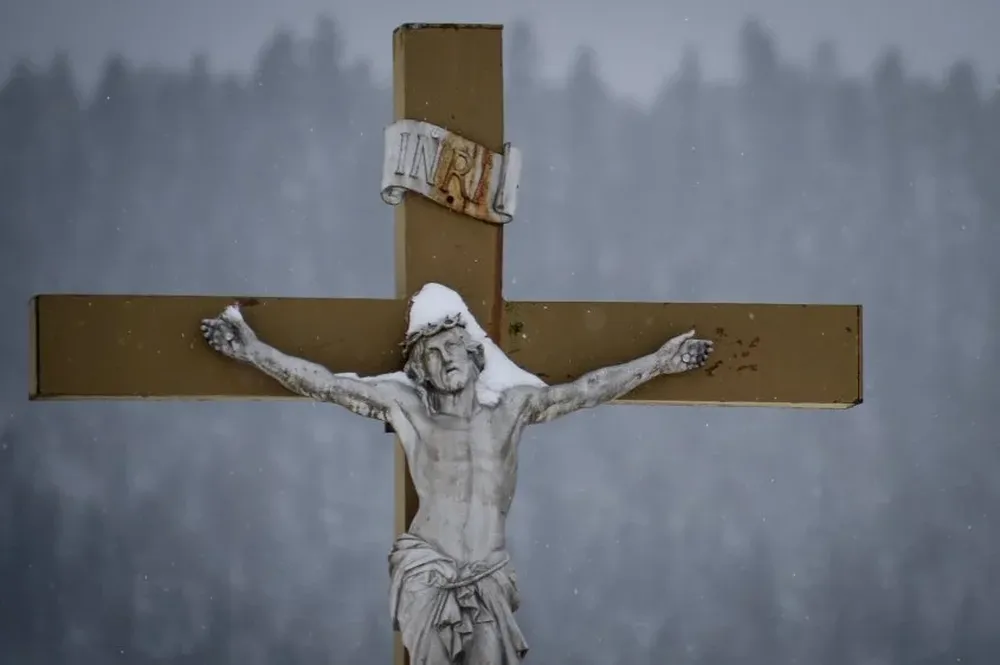 Resulta evidente que la laicidad permite que haya manifestaciones religiosas en el ámbito social y político.