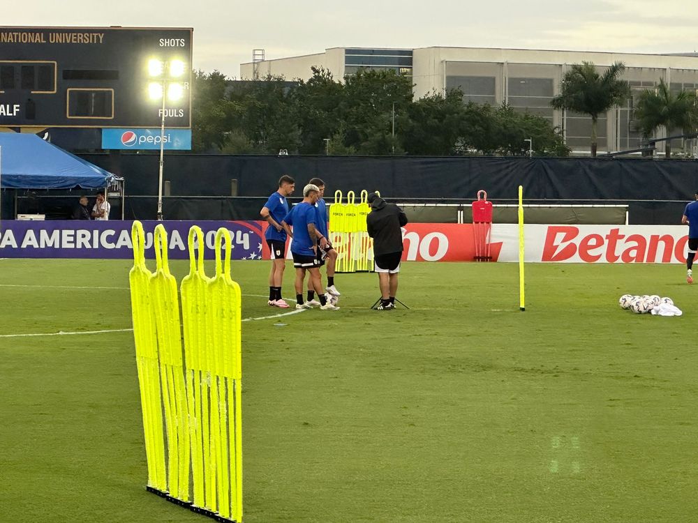 En momentos en que la selección de Uruguay ponía el equipo titular en cancha, uno de los asistentes de Bielsa prepara el equipo con Valverde, Ugarte y De Arrascaeta