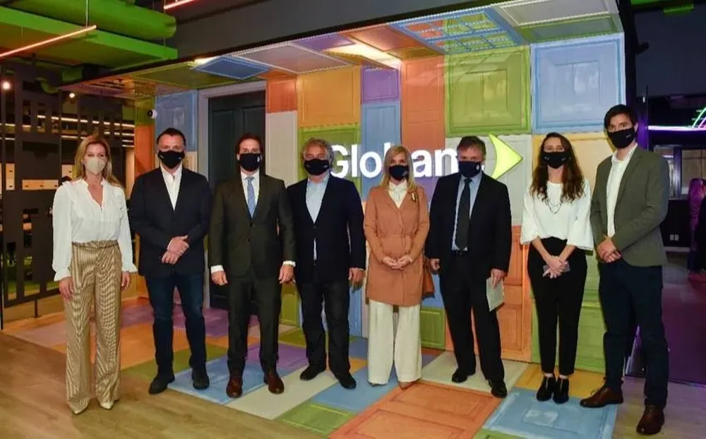 Autoridades del gobierno junto al ejecutivo de Globant.
