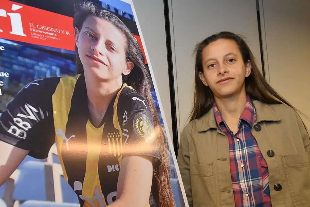 Belén Aquino junto a la gigantografía de la tapa