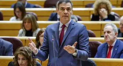 El presidente del Gobierno, Pedro Sánchez, junto a la vicepresidenta María Jesús Montero, en el Senado.