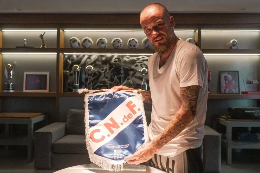 DAlessandro con su banderín de Nacional