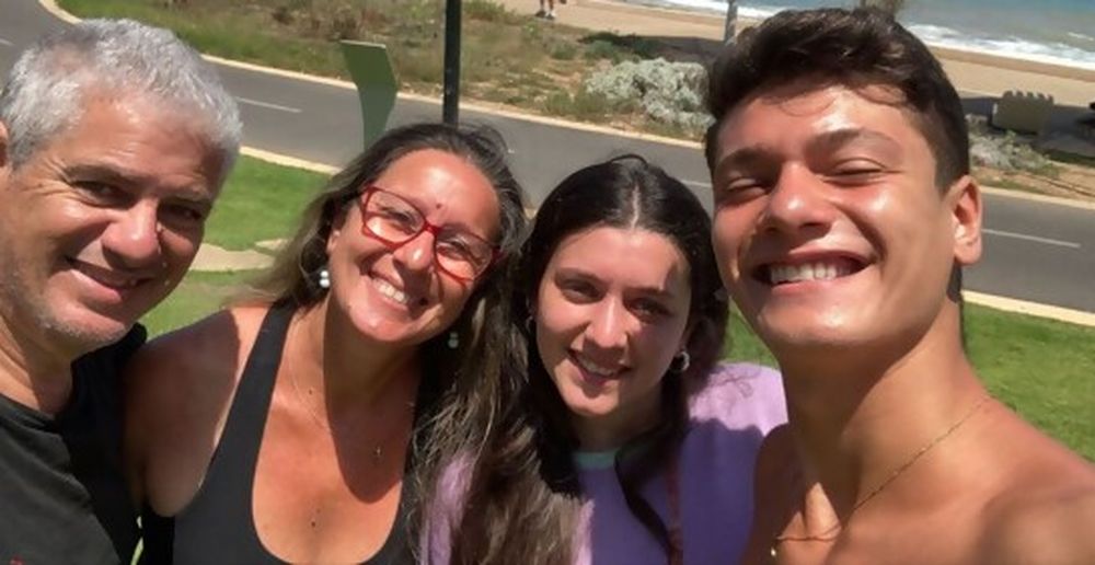 Ilan Konfino (derecha), el militar uruguayo herido en Gaza, junto a sus padres y su hermana