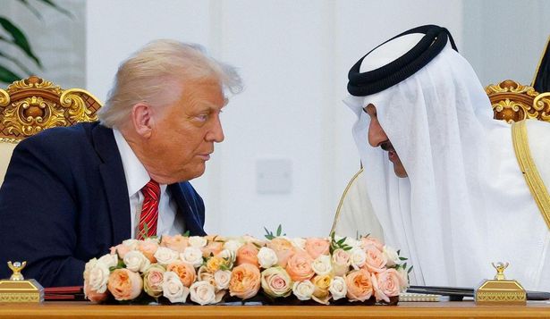 El presidente de Estados Unidos, Donald Trump, y el emir de Qatar, Tamim bin Hamad Al Thani, en una ceremonia de firma en Doha el miércoles.
