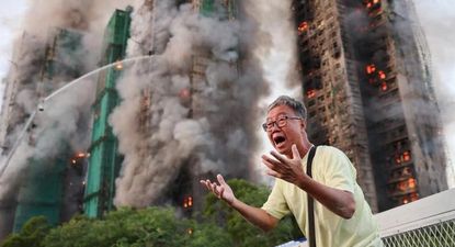Varios rascacielos residenciales fueron consumidos por las llamas en Hong Kong.