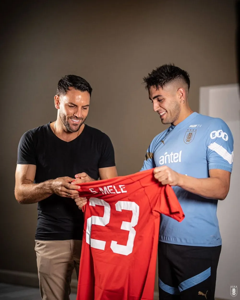 Sebastián Viera visitó a la selección uruguaya en Barranquilla y tuvo un obsequio de Santiago Mele