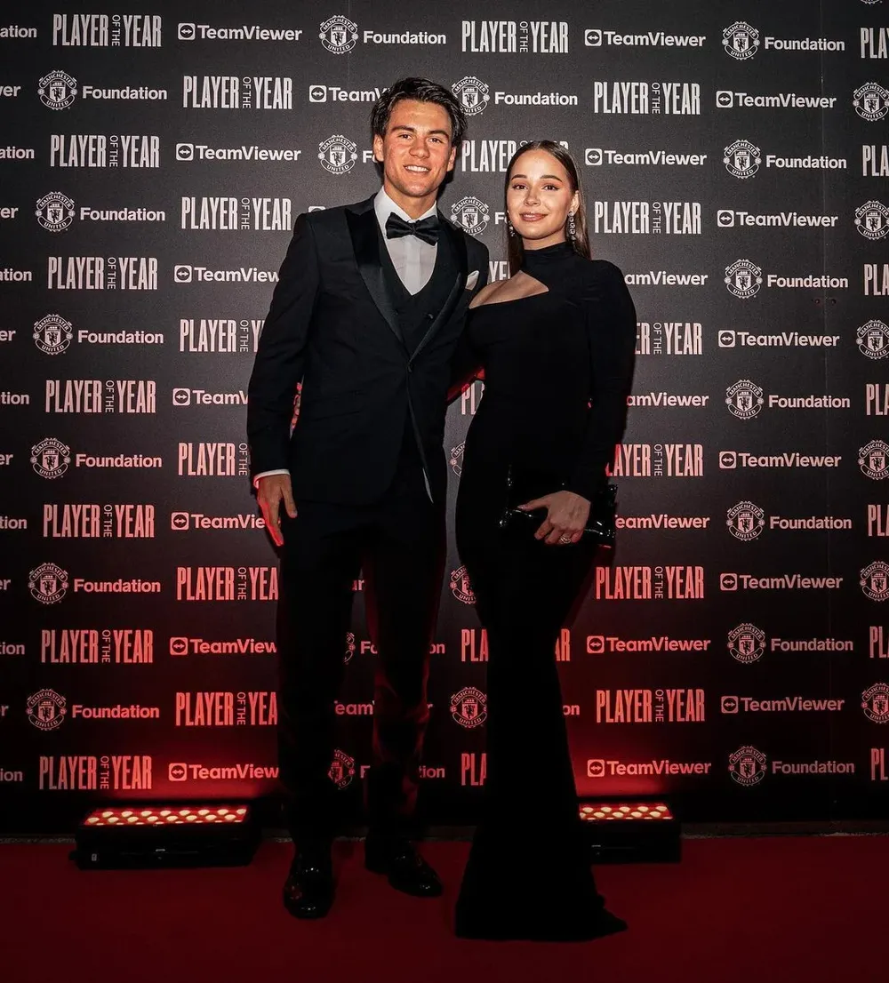 Facundo Pellistri y su novia cuando parrticiparon de una entrega de premios de Manchester United