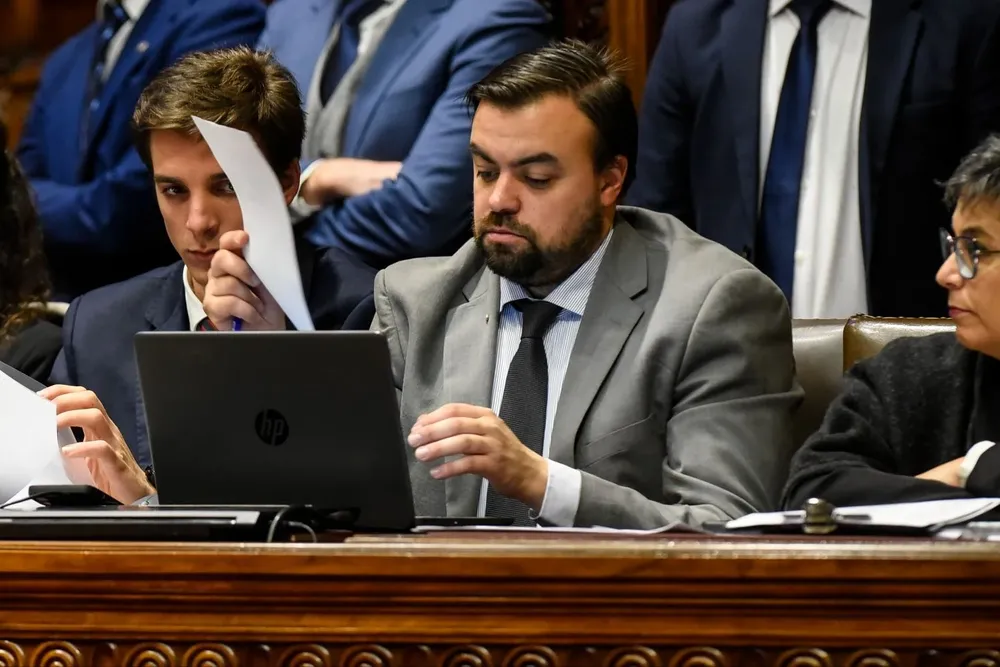 Capretti en una de las ocasiones en las que acompañó a Heber al Parlamento