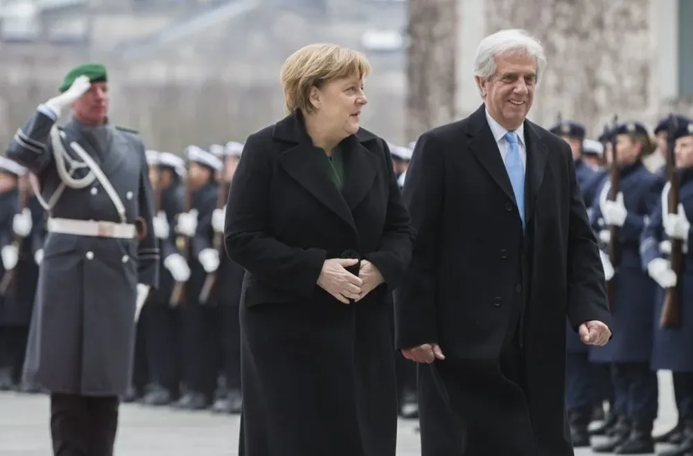 La canciller alemana Angela Merkel y Tabaré Vázquez previo a la reunión que mantuvieron en Berlín