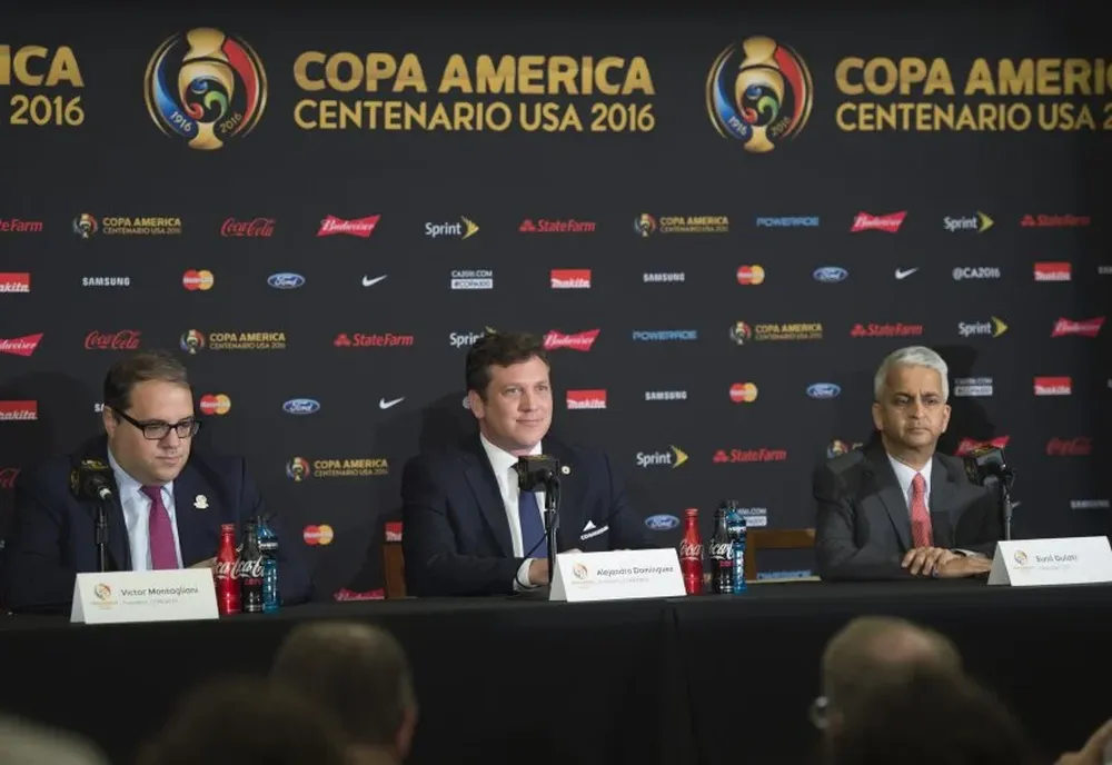 Alejandro Domínguez, presidente de Conmebol, Víctor Montagliani, titular de Concacaf, y Sunil Gulati, presidente del Comité Organizador Local y de la Federación de Fútbol de Estados Unidos