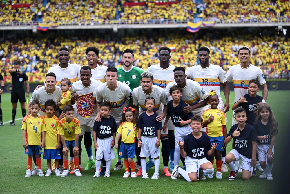 La selección de Colombia con camiseta centenaria