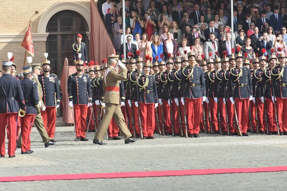 El Rey Felipe VI (3i) asiste al acto de Jura de Bandera de la princesa Leonor.