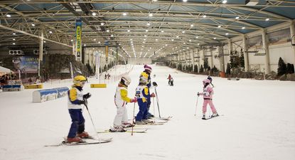 Rescatan a  40 personas atrapadas en el telesilla de la estación de esquí de un centro comercial de Madrid