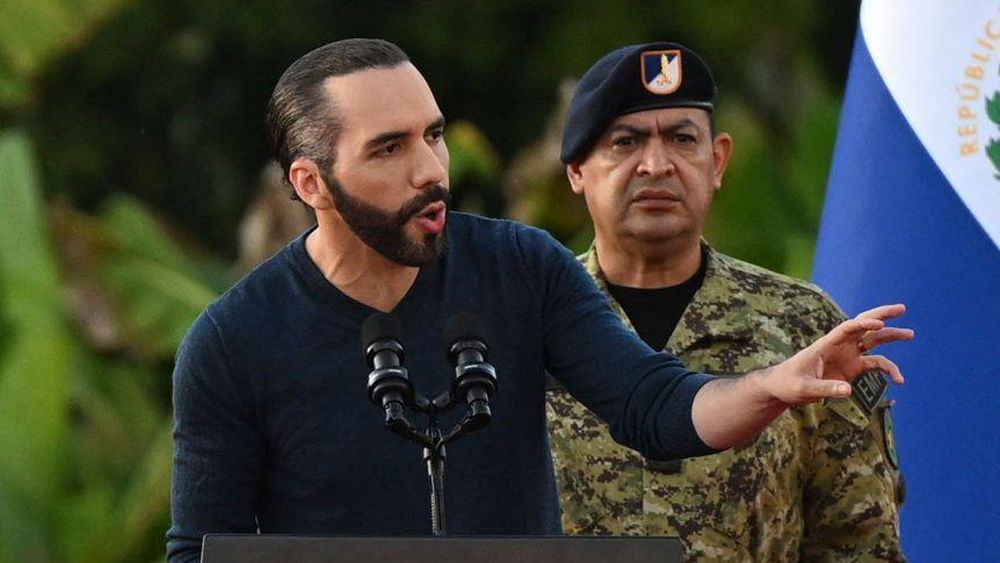 El presidente de El Salvador, Nayib Bukele, ha llevado a prisión a miles de hombres acusados de ser parte de las pandillas.