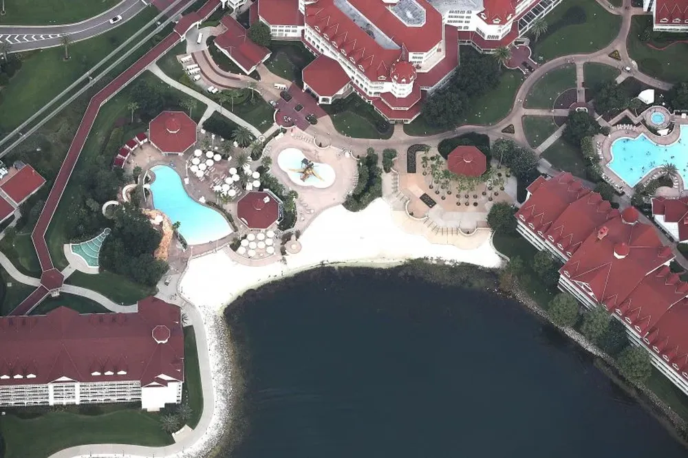  El Walt Disney Worlds Grand Floridian Resort cuenta con un lago artificial donde fue encontrado el cuerpo 