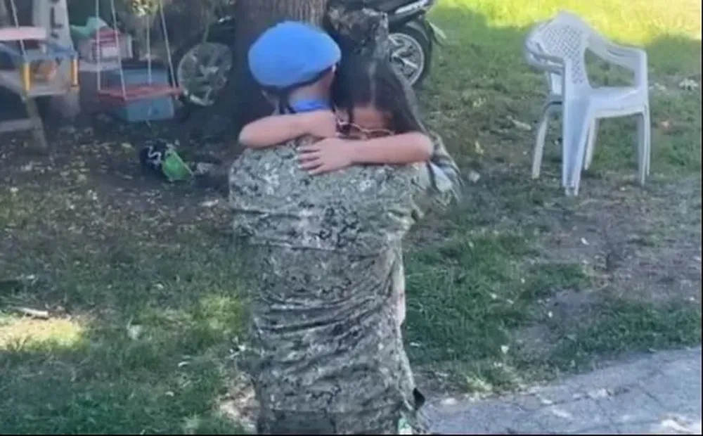 Abrazo entre el militar que volvió del Congo y su hija