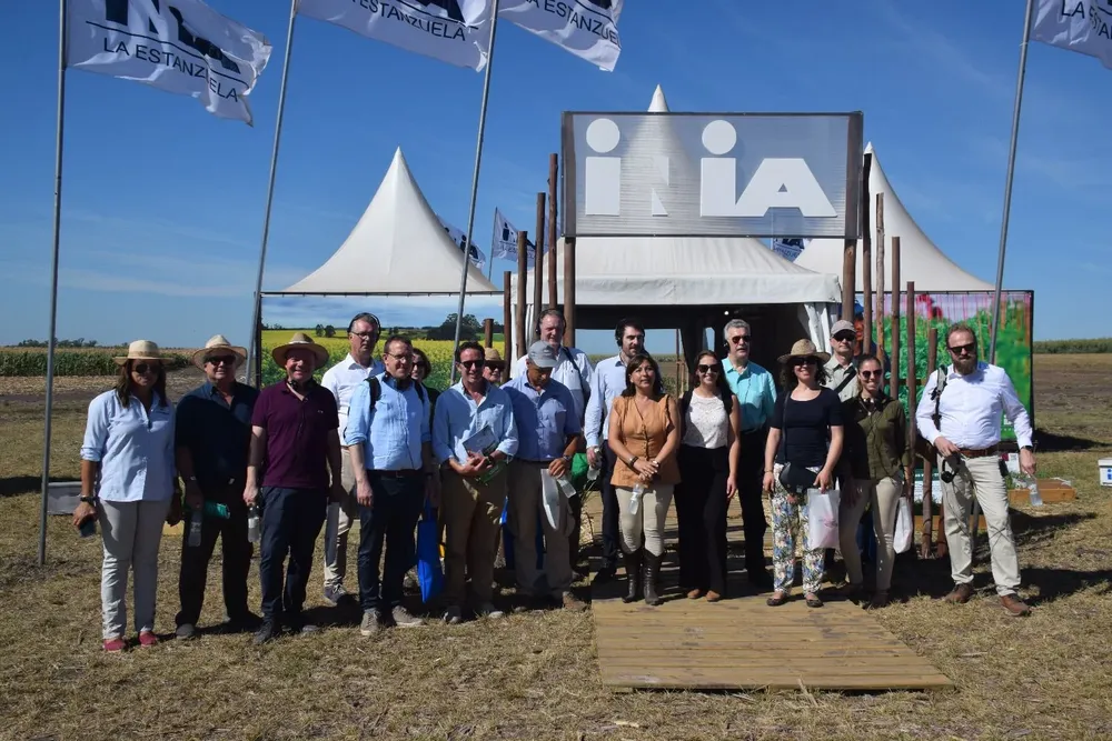 La delegación elogió la información que se les brindó en el stand del INIA.