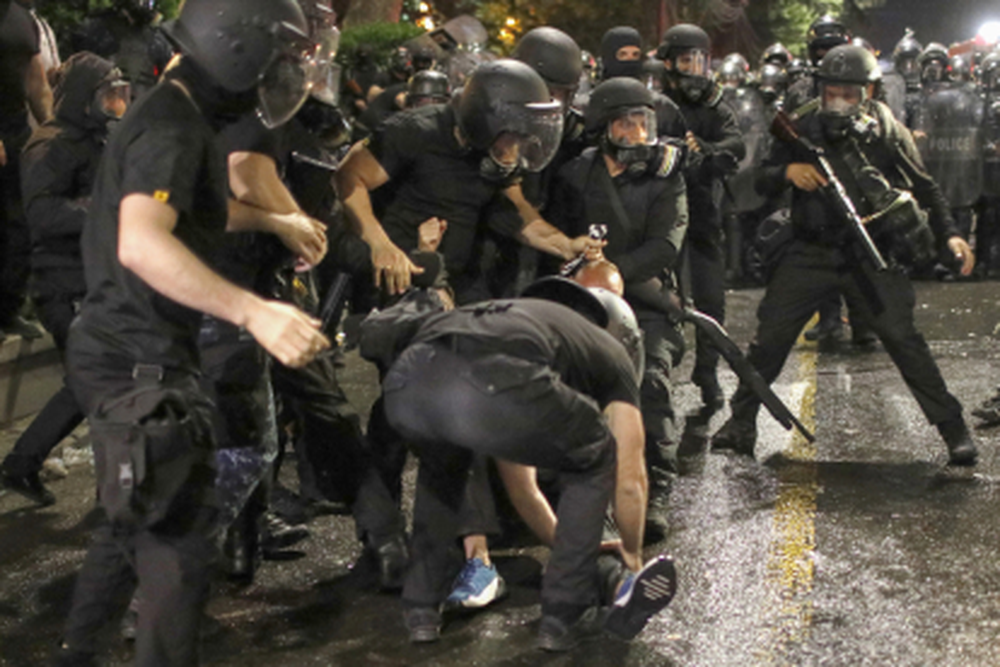 La Unión Europea denuncia represión en Georgia.