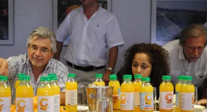 El Observador | Aguerre junto a la embajadora de EEUU en una visita a Citrícola Salteña en 2012