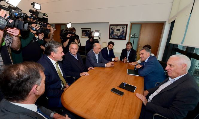 Orsi junto a los líderes de los partidos políticos en Torre Ejecutiva