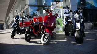 Exposición de vehículos eléctricos en la Torre Ejecutiva